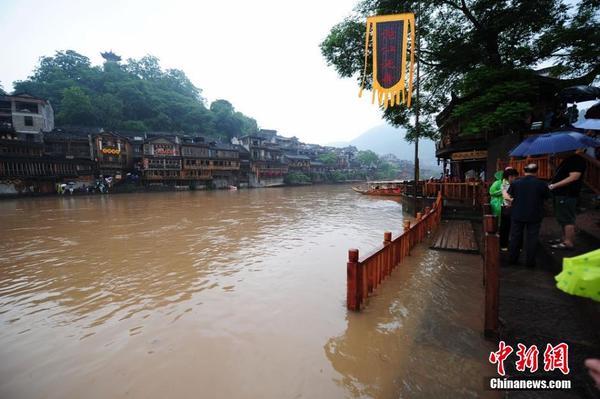 Flood hits Fenghuang tourist attraction