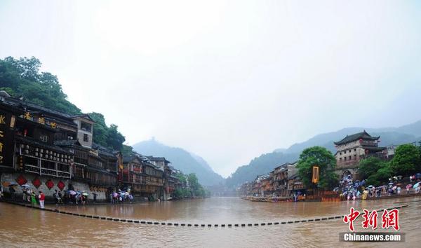 Flood hits Fenghuang tourist attraction