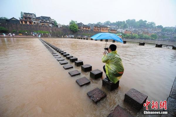 Flood hits Fenghuang tourist attraction