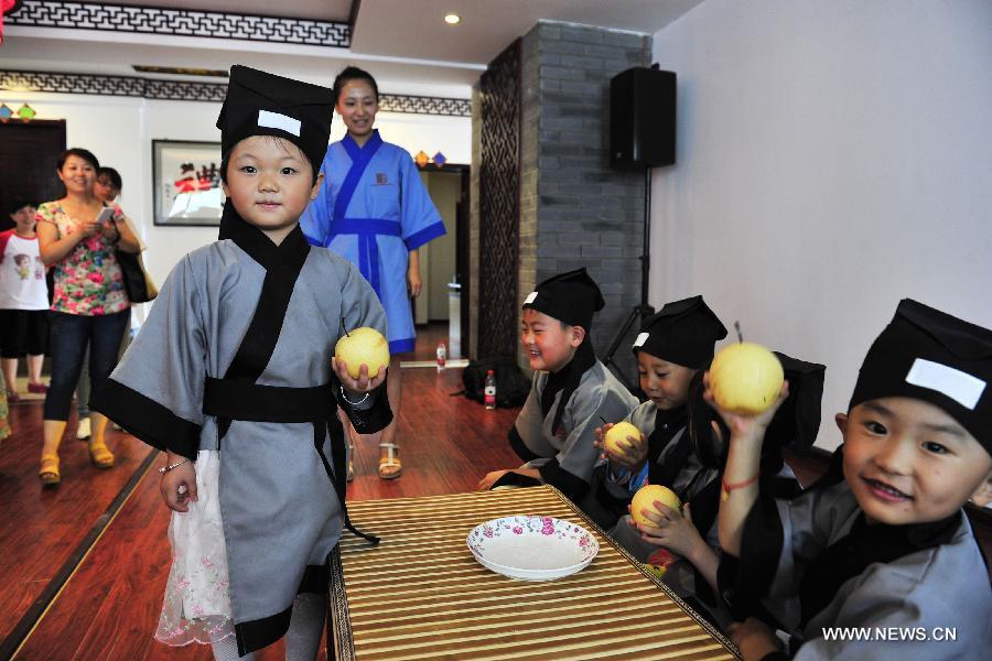Traditional class attracts many children in Lanzhou
