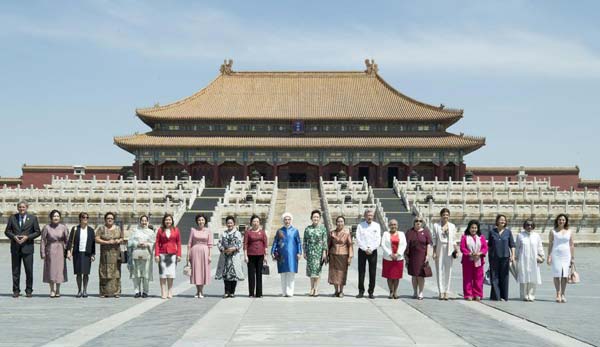 Spouses of Belt and Road Forum leaders visit Palace Museum