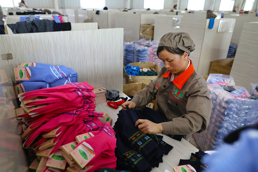 Xinjiang's cotton town transforms into textile hub