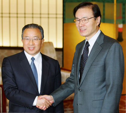 Chinese Deputy Foreign Minister Dai Bingguo (L) shakes hands with his Japanese counterpart Vice Foreign Minister Shotaro Yachi before their talks at the Iikura House in Tokyo February 10, 2006. 