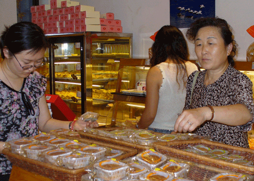 Market still craves luxurious mooncakes<br>