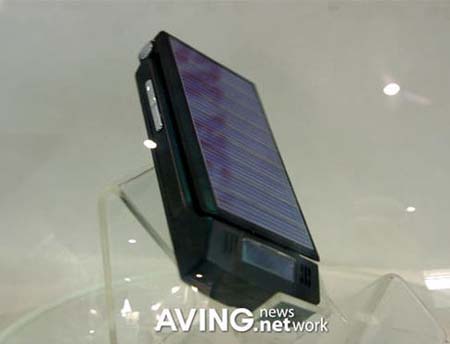China develops world's 1st solar-powered handset