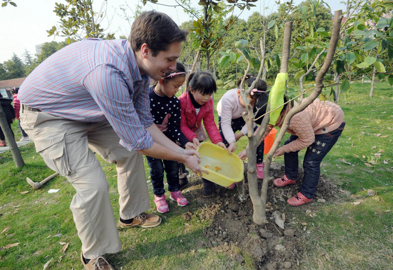 Tree planting boosts China's green drive