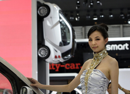 A model stands next to a a Smart Cabriolet car