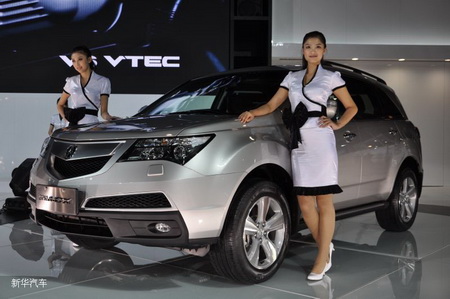 2010 Acura  on Models Pose Beside An Acura 2010 Mdx Suv At The Guangzhou Auto Show On