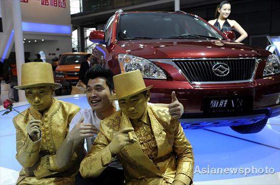 Visitor and sculpture actors