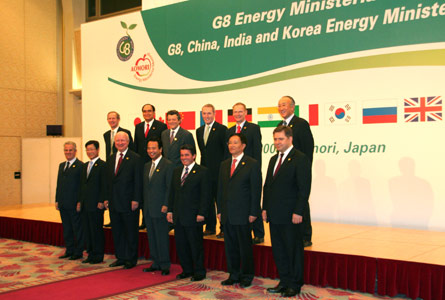 Energy ministers focus on oil prices, global warming