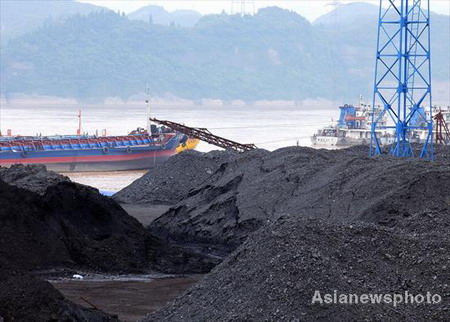 Coal piling up at harbors on weak demand