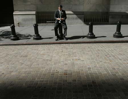 Dow finishes below 10,000 for first time since '04