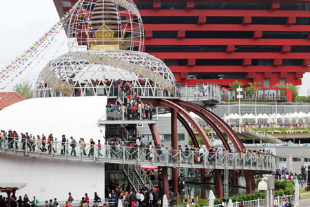 Expo 2010 breaks its target of 70m visitors