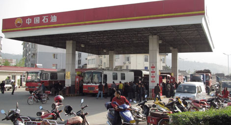 Shortage of diesel leads to longer lines at gas stations in NW China