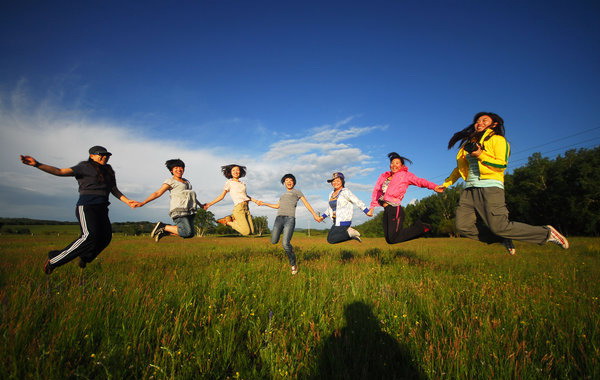 Visitors flock to grassland for summer vacation