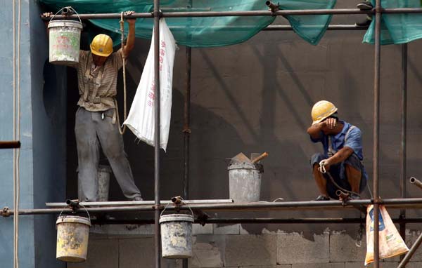 China's GDP up 9.6% in H1, Q2 growth slows to 9.5%