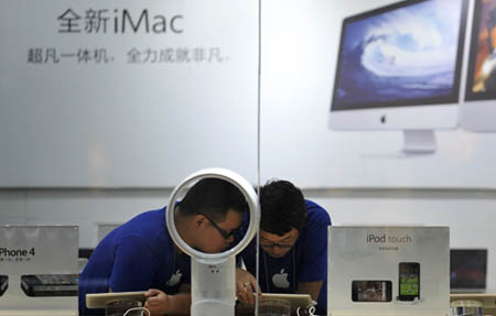 Charges of fakery hardly dent 'Apple' store's sales