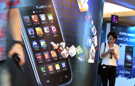 Samsung's smartphone sales put the heat on Apple, Nokia