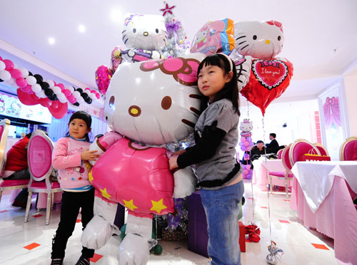 Hello Kitty theme restaurant attracts crowds