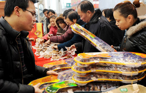 Retailers swarm Yiwu for Spring Festival