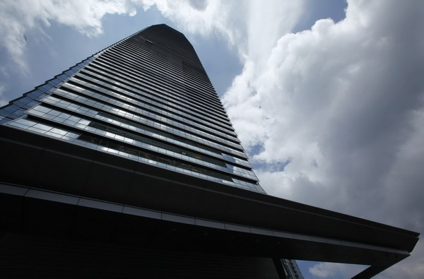 World's highest hotel opens in HK