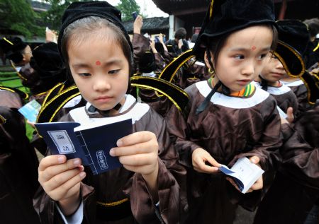 New pupils start schooling in Confucius temple