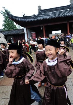 New pupils start schooling in Confucius temple
