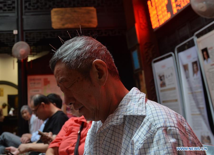 People receive acupuncture treatments in Hangzhou