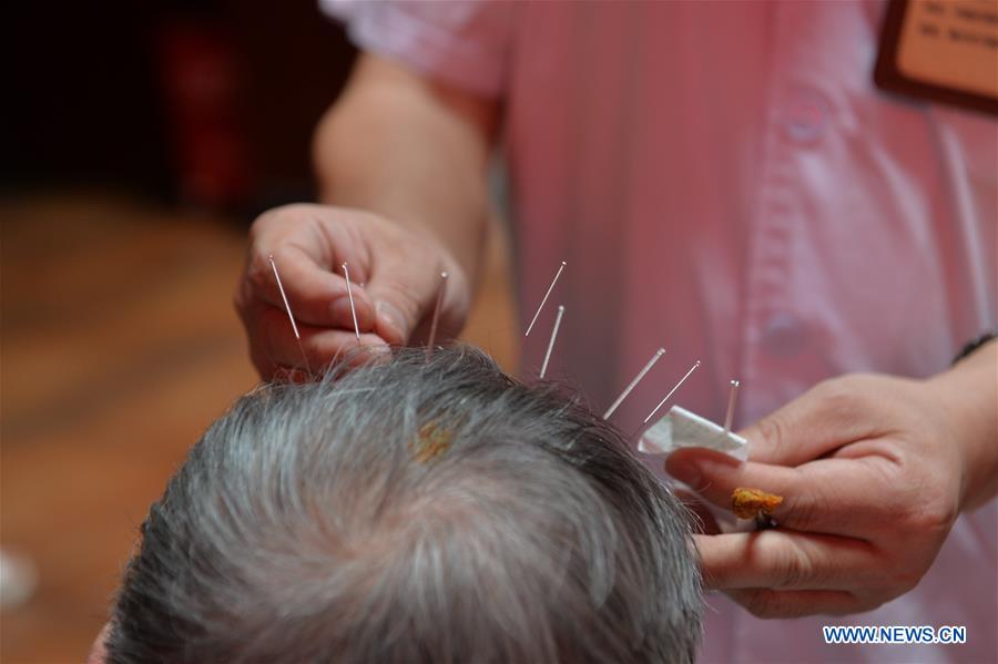 People receive acupuncture treatments in Hangzhou
