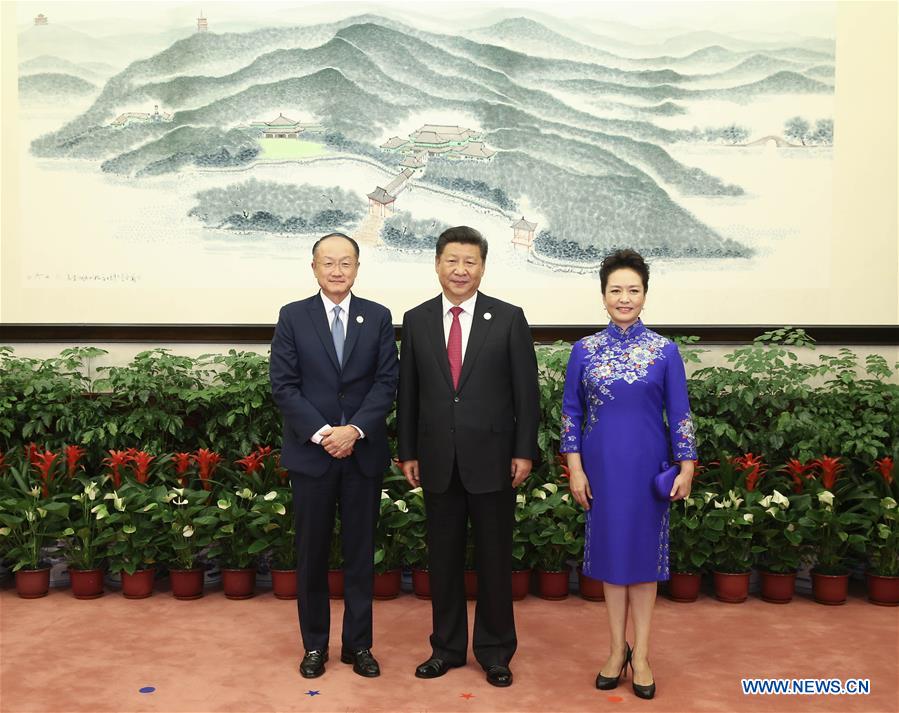 Xi Jinping, Peng Liyuan greet honored guests for G20 Summit before banquet