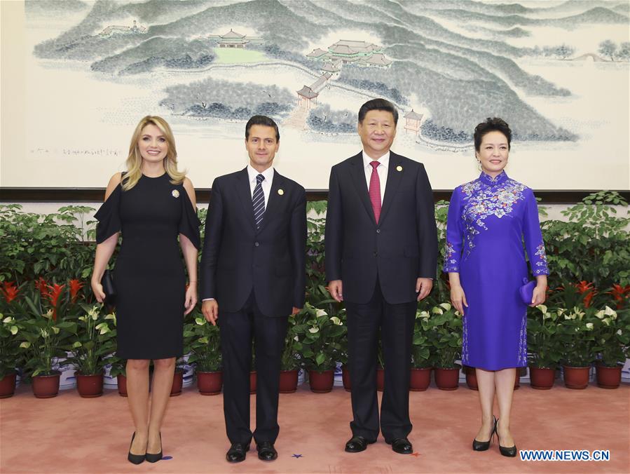 Xi Jinping, Peng Liyuan greet honored guests for G20 Summit before banquet