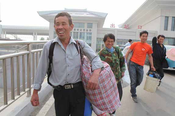 Farmers return home for harvest[3]|chinadaily.c