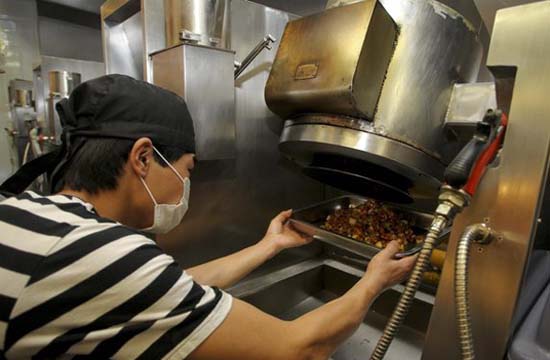 Robot chef shows cooking skills in Shanghai