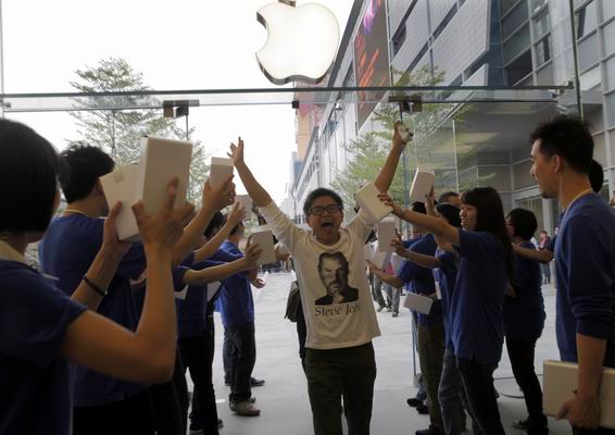 iPhone 5 on shelf, Apple still highly sought after