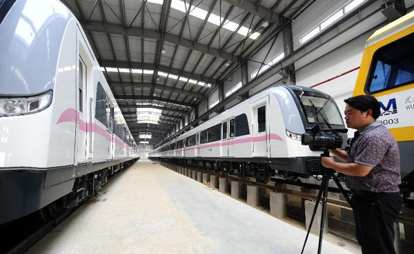 China to open first subway crossing Yangtze