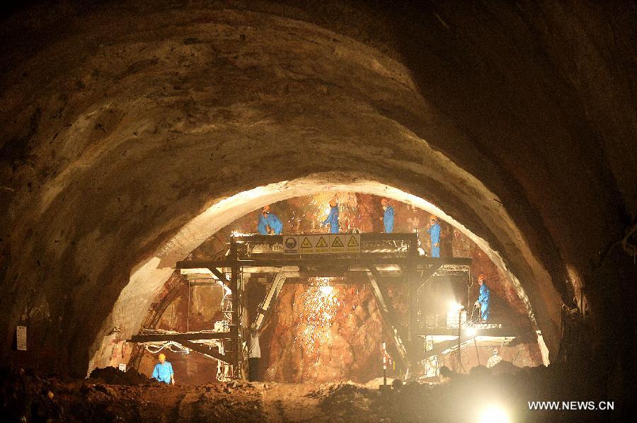 Construction of SW China's Shilin tunnel underway