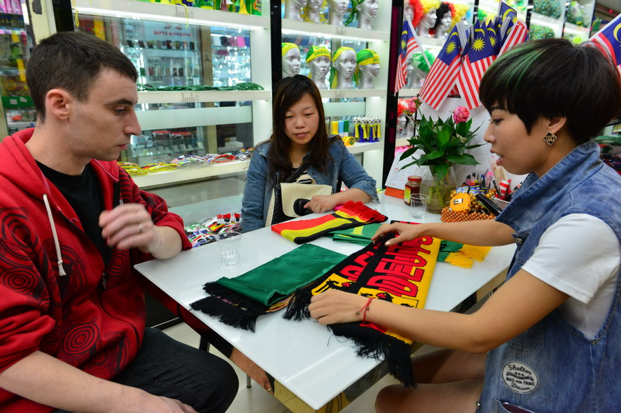 people looking at German scarf | Yiwu