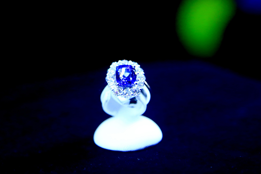 Diamonds and other gems shine at Haikou trade show