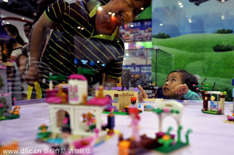 Children have fun at Beijing toy expo