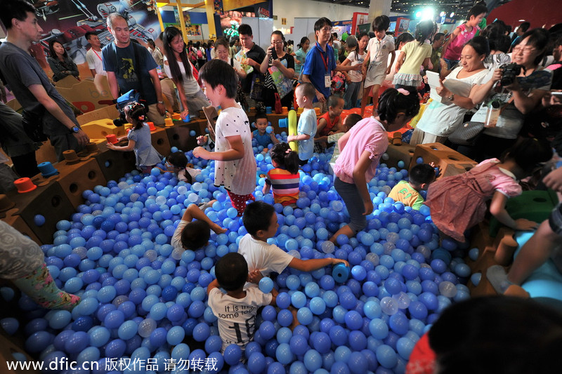 Children have fun at Beijing toy expo