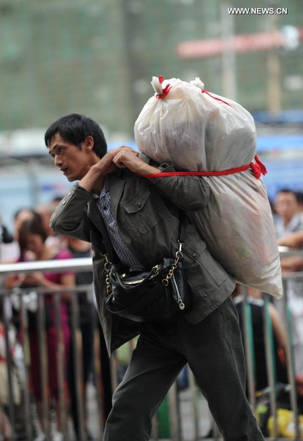 Railway stations witness travel peak before Mid-Autumn holiday