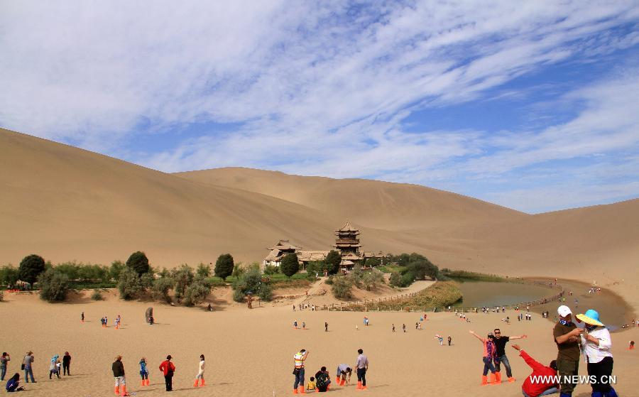 People spend Mid-Autumn holiday in NW China's Gansu