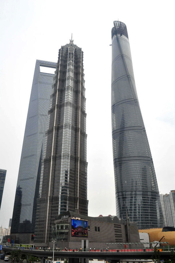 Shanghai Tower reaches for sky and record