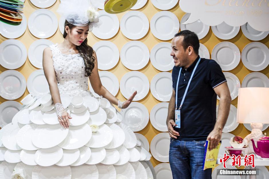Saucer-made evening gown draws attention at Canton Fair