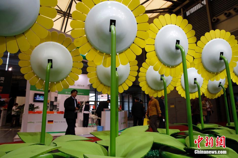 Sample machine of China's Mars rover lights industry fair