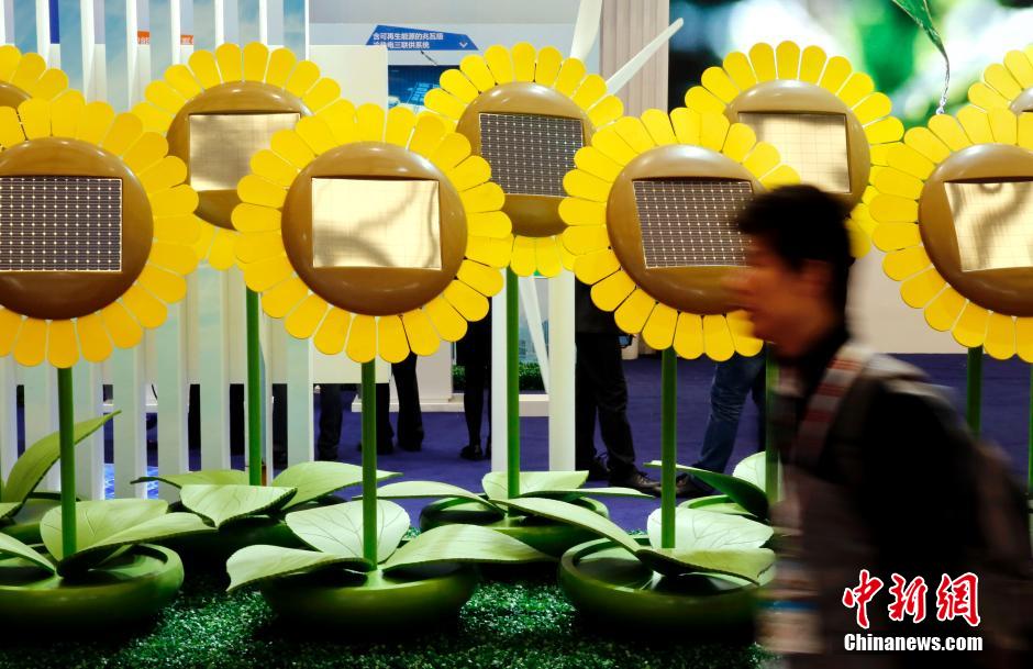 Sample machine of China's Mars rover lights industry fair