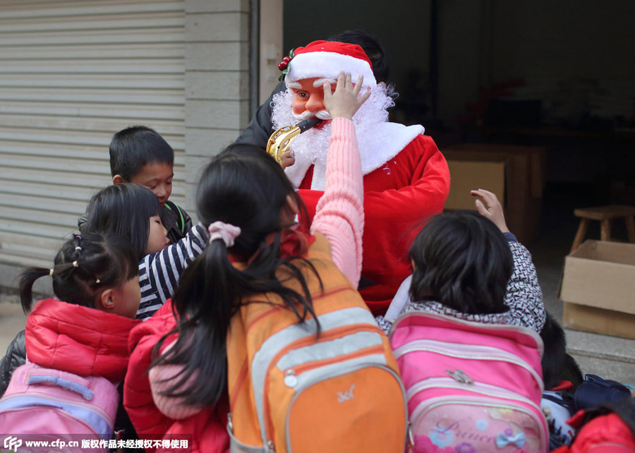 Peek inside China's 'X'mas village' in Yiwu