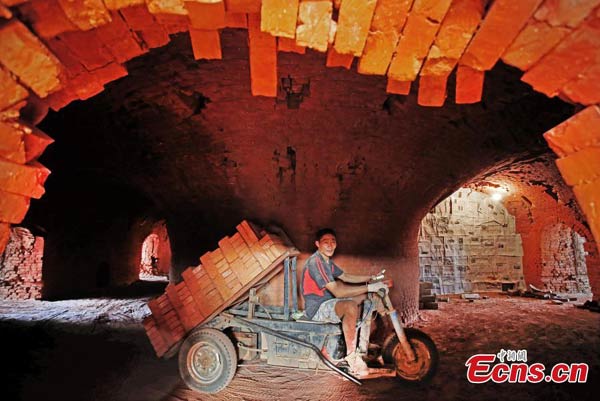 Traditional way of baking bricks in Hubei continues