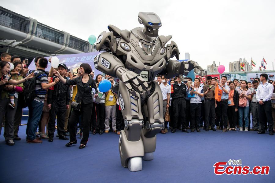 Titan robot entertains visitors in Shenzhen