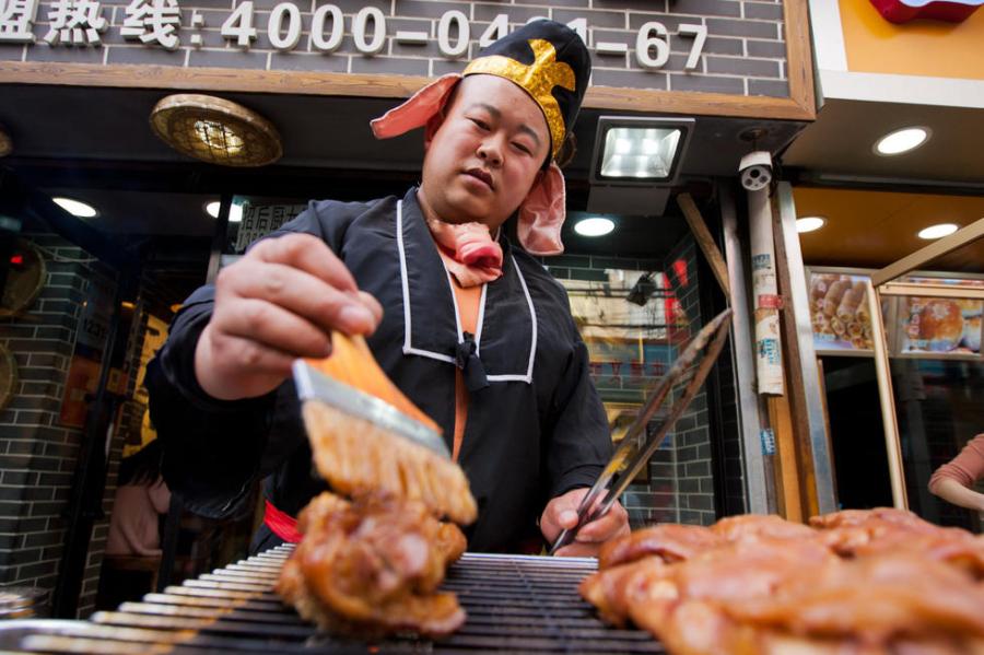 Funny 'pig' outfit helps street vendor boost sales
